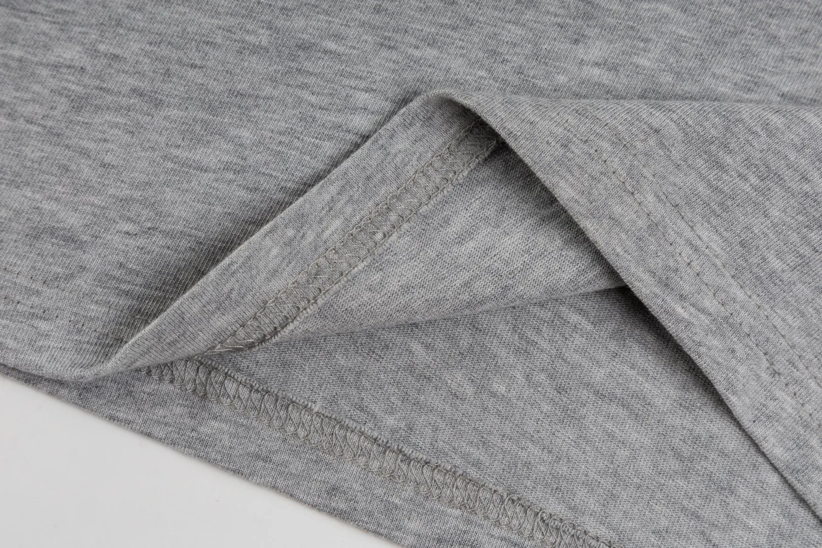 P196 #R85 Ralph Lauren washed heavy brushed distressed henley stand-up collar open chest long-sleeved bottoming shirt thin sweatshirt fabric 100% Xinjiang long-staple cotton, imported embroidered logo on the chest custom threaded collar, classic embroidery, the highest version, suitable for business and leisure daily use! 🌘3-button placket, laser logo pearlescent resin buttons, cuffs and hem are double-stitched, different from the currency version. Washed and distressed, sand-washed and stir-fried. Color: White, Black, Navy Blue, Army Green, Gray Size: S M L XL Length: 69/70/72/75 Bust: 102/108/116/124 Shoulder width: 43/45/47/49 Recommended weight: 100-120/120-140/140-160/160-180 pounds